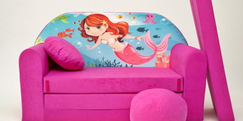 Розовый диван в детской