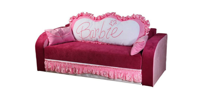 Розовый диван для девочки в детской
