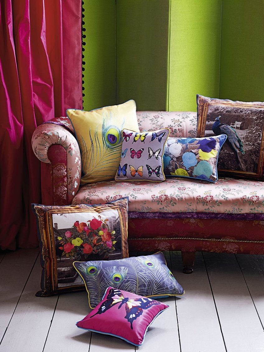 Яркие декоративные подушки в интерьере
