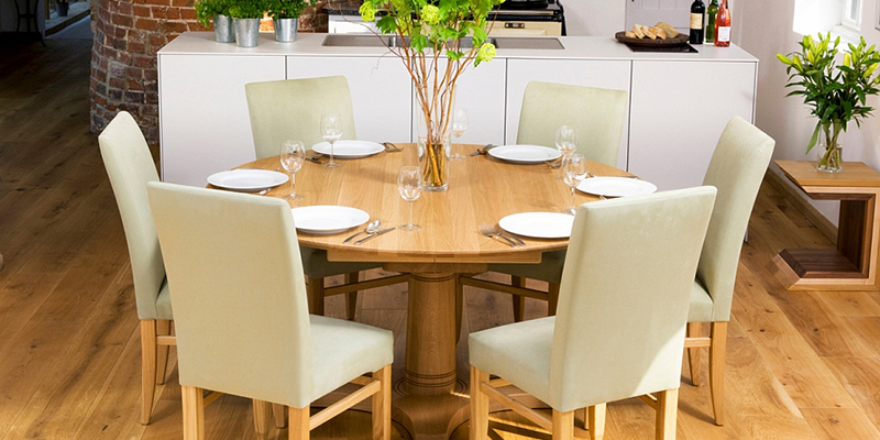 Круглый стол на кухню: плюсы и минусы, как выбрать, фото в интерьере