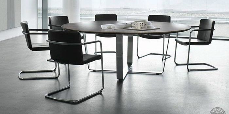 Тренды / столы с широкими опорами и круглыми поверхностями