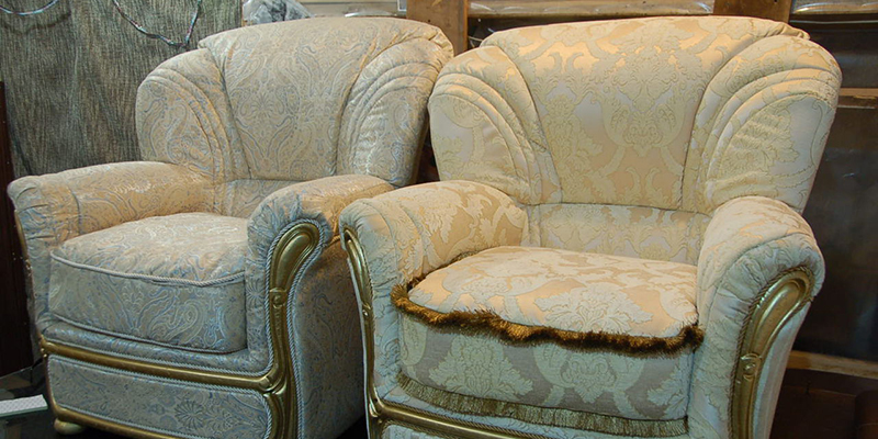 Перетяжка кресла-кровати – возможность вдохнуть жизнь в старую мебель