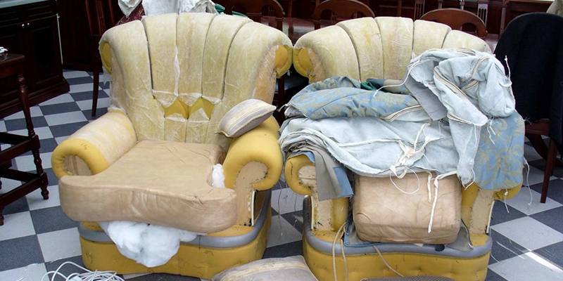 Два одинаковых мягких кресла на реставрации