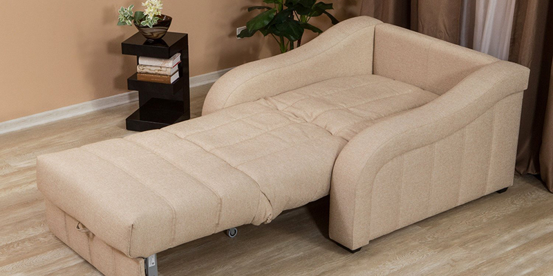 Классическое кресло-кровать в спальне