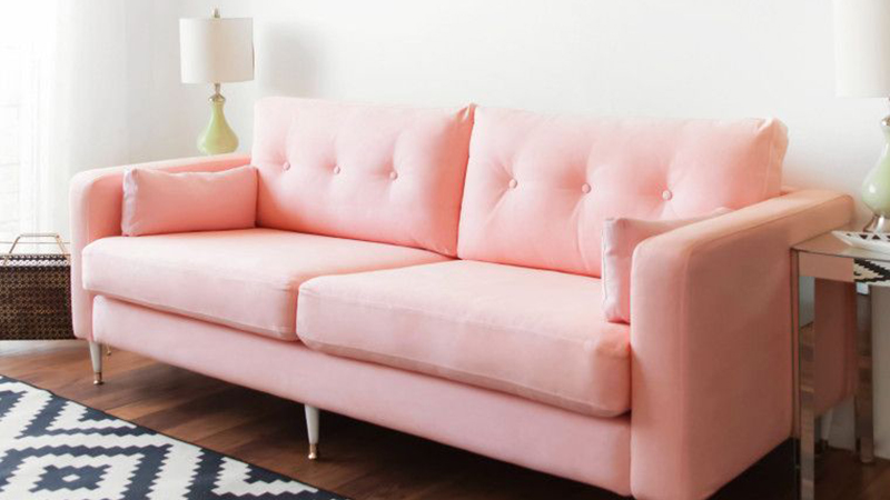 Розовый диван в интерьере