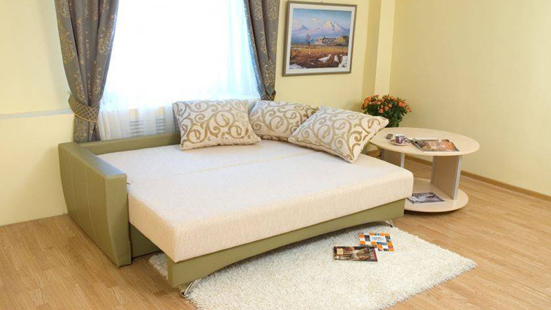 Оливковый диван в спальню