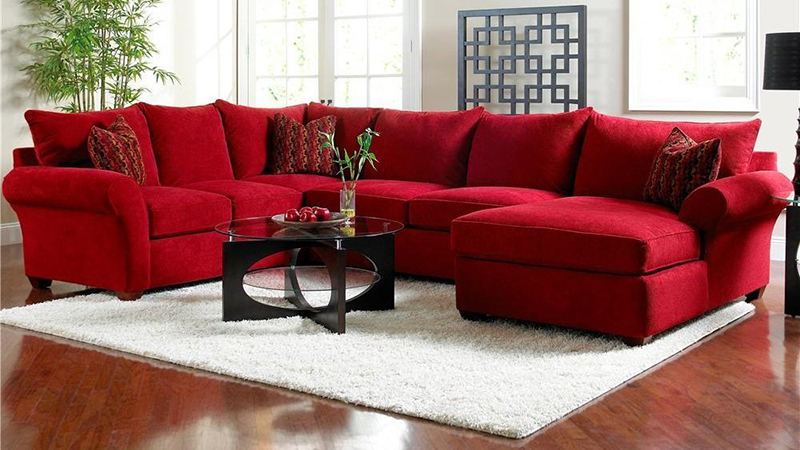 Красный диван в интерьере