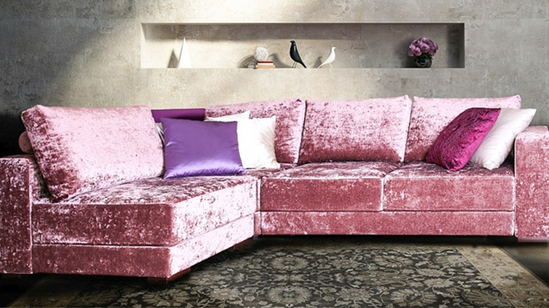 Лиловый бархатный диван