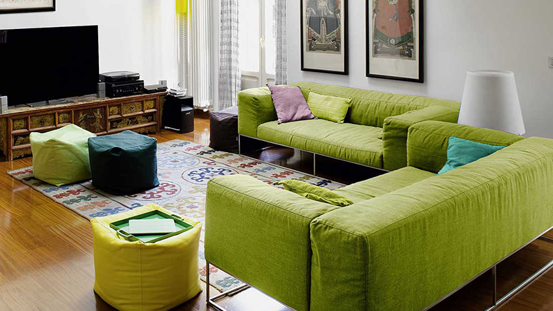 Оливковая мебель в интерьере гостиной