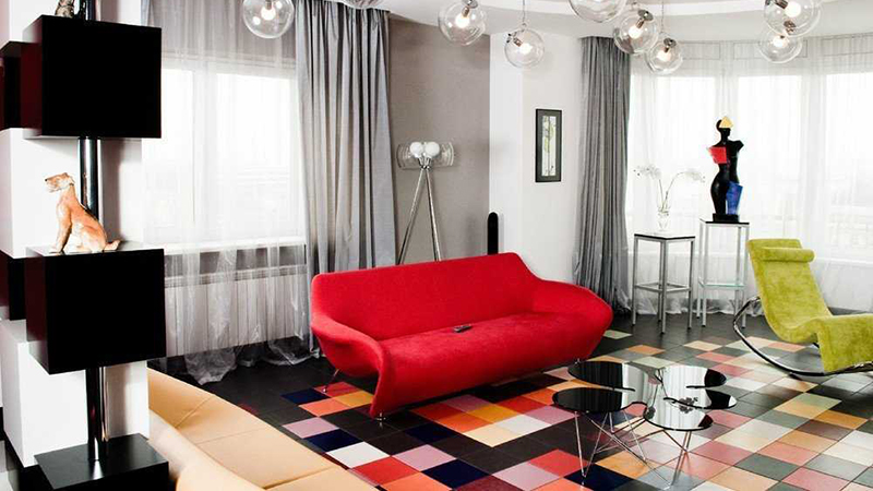 Контрастная мебель в интерьере гостиной