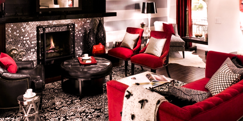 Дизайн комнаты с бордовым диваном