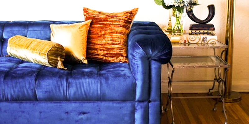Коричневый диван с синими подушками