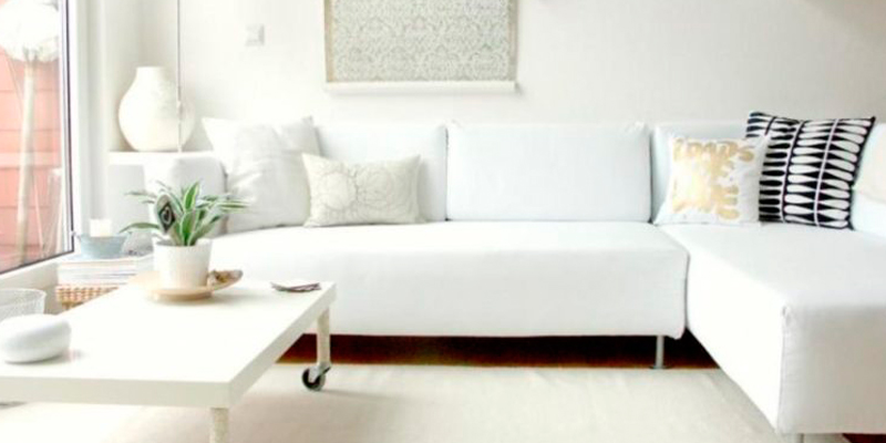 белый диван, маленькая гостиная