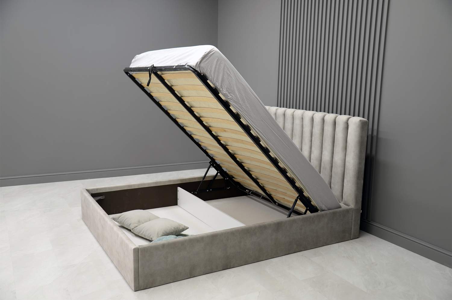 Двуспальная кровать Страйп 140 светло-серый велюр