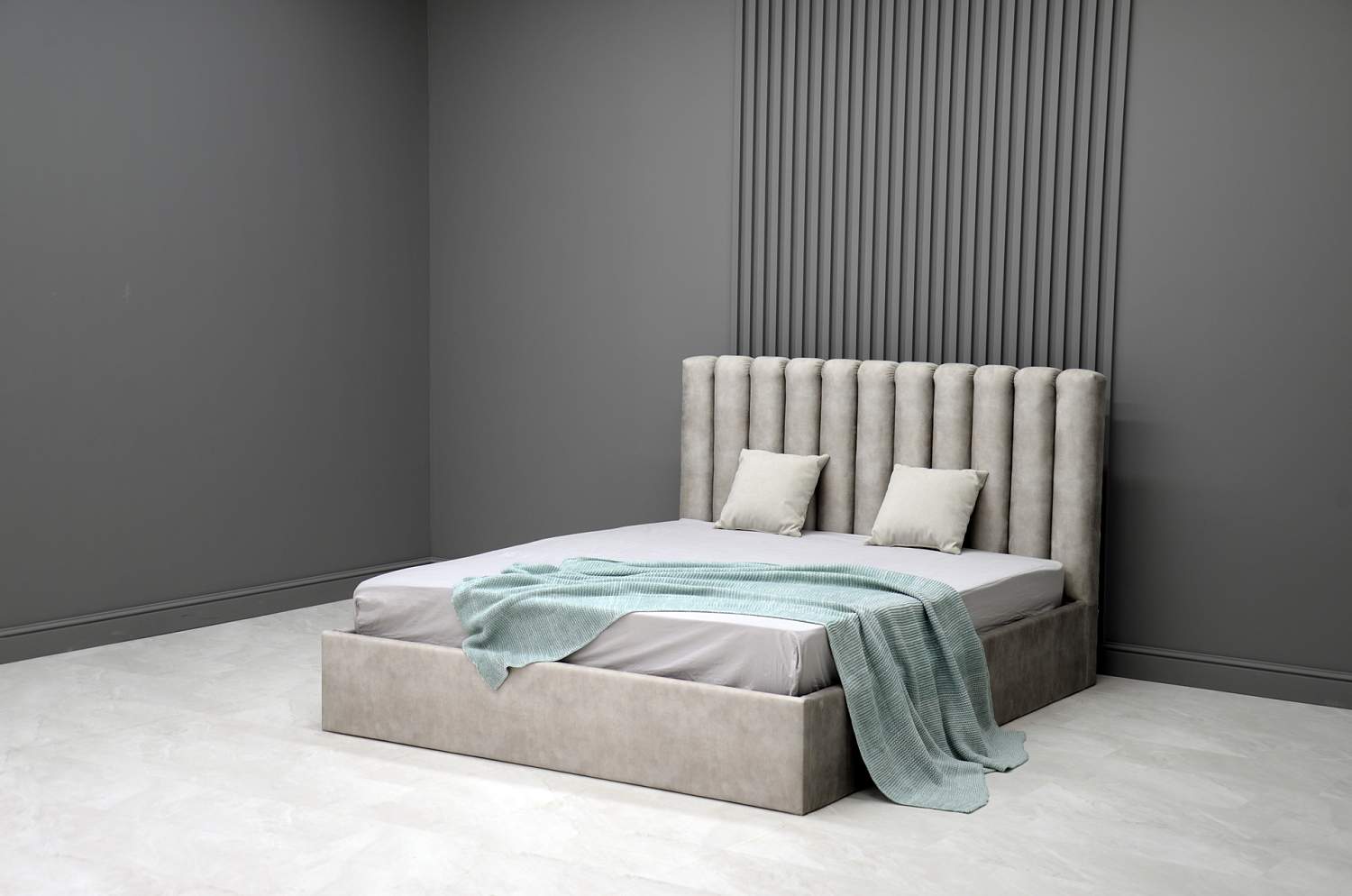 Двуспальная кровать Страйп 160 светло-серый велюр