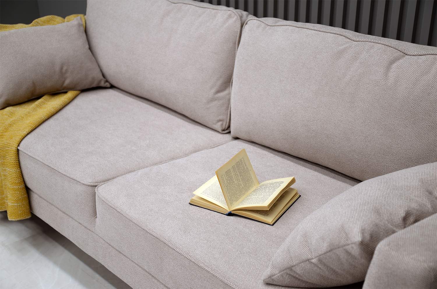 Прямой диван Энгри бежевый велюр