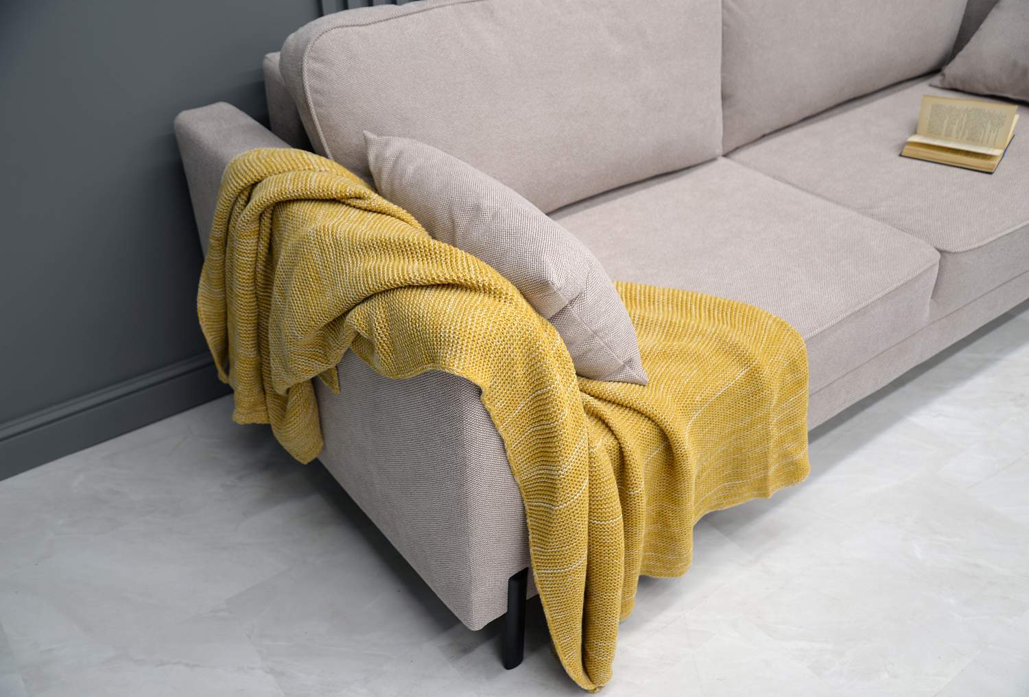 Прямой диван Энгри бежевый велюр