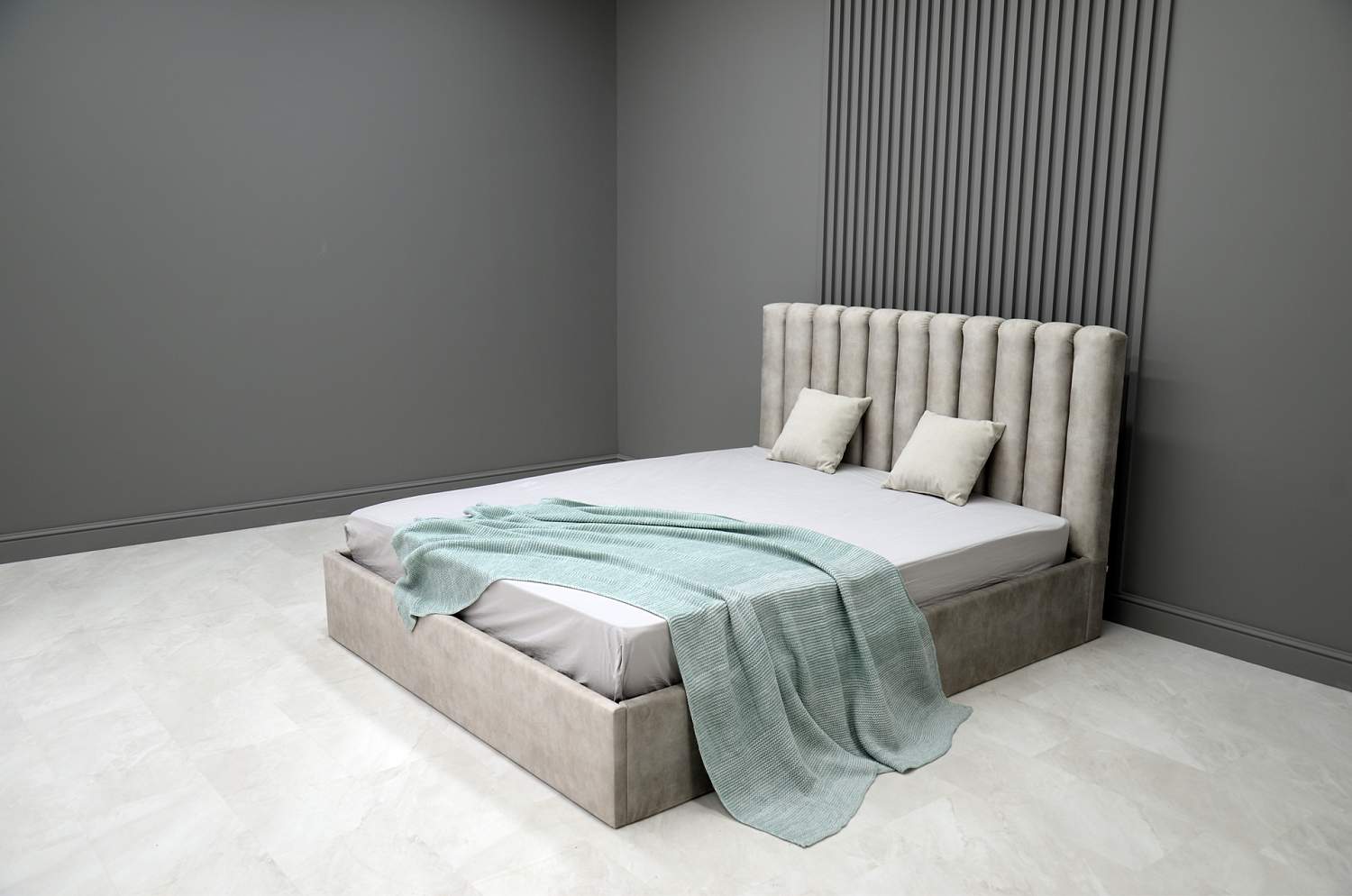 Двуспальная кровать Страйп 140 светло-серый велюр