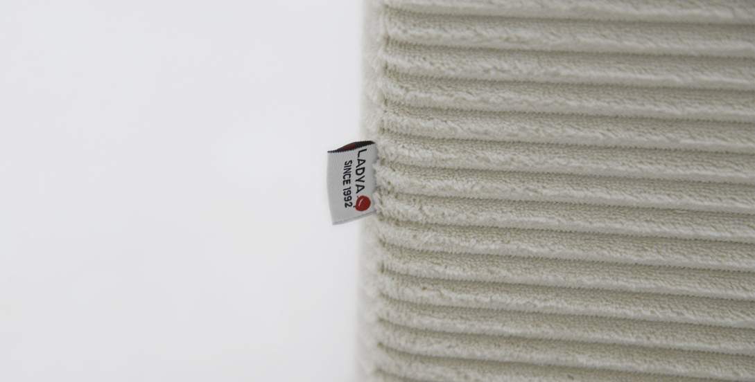 Прямой диван Тайлин Молочный кремовый велюр