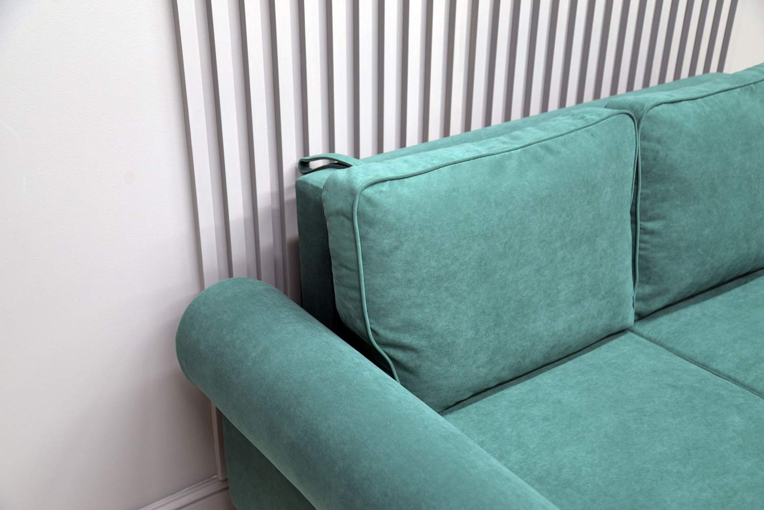Прямой мини диван Гизела 120 изумрудный велюр