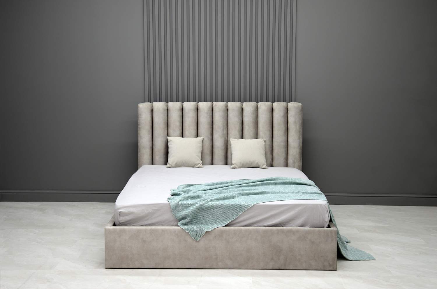 Двуспальная кровать Страйп 160 светло-серый велюр