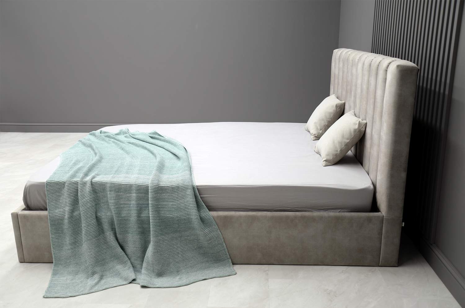 Двуспальная кровать Страйп 160 светло-серый велюр