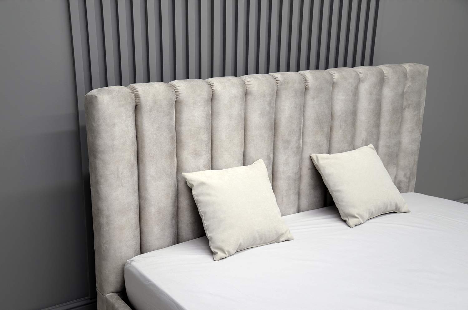 Двуспальная кровать Страйп 140 светло-серый велюр