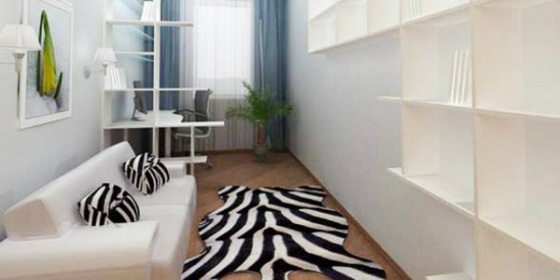 белый диван, узкая белая комната, зрительное расширение пространства