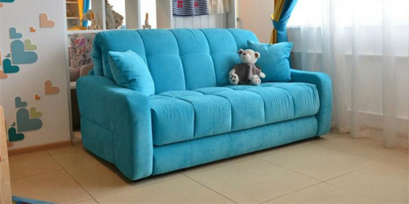Голубой диван в детской